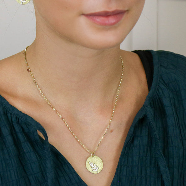 Faux Gold Scratched Disc Necklace With Fern Inlay