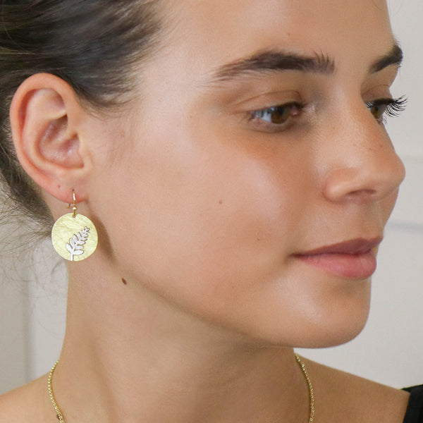 Faux Gold Scratched Disc Earrings With Fern Inlay