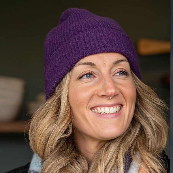 RECYCLED POLYESTER RIBBED BEANIE HAT | DEEP PURPLE